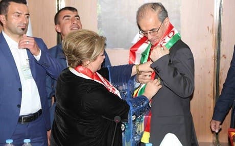 A Kurdish woman who lost her relatives in the Kurdish genocide in the 1989s at the hands of the former Iraqi regime  gives Kirkuk Governor, Najmaldin Karim, a symbolic medal decorated with the flag of Kurdistan in Kirkuk. Photo: official  