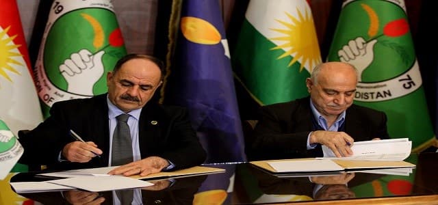 Hakim Qadr [L], a leadership member of the Patriot Union of Kurdistan and Omar Sayyid Ali, a leadership member of the Change (Gorran) Movement sign a power sharing agreement in 2014 in Sulaimani following indecisive provincial elections in Sulaimani. File photo: Rudaw