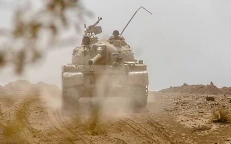 A tank maneuvers through the arid Iraqi landscapes. Photo: Iraqi War Media Cell