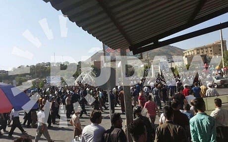 Demonstrators took to the streets on Tuesday to protest the killings of two kolbars. Photo: Rudaw