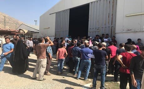Iraqi displaced people wait to receive aids delivered by the Kurdish government and a charity organization  on September 28, 2017. Photo: Rudaw/Bakhtiyar Qadir 