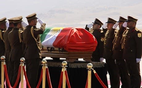 Honour guards salute next to the coffin of Iraqi ex-president Jalal Talabani covered with the flag of Kurdistan during a ceremony at the Sulaimani airport on October 6, 2017. Photo: AFP / Shwan Mohammed