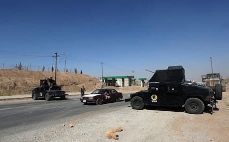 Federal security forces and local police stand guard in the northern entrance of Kirkuk, kilometers (180 miles) north of Baghdad, Iraq, Tuesday, Oct. 17, 2017. Photo: AP 