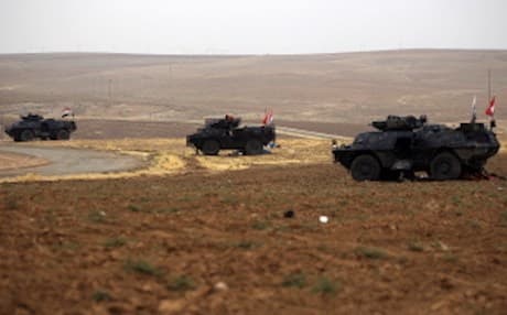 Iraqi forces gather at their camp on the front line in the northwestern town of Fish Khabur , near the borders with Syria and Turkey, on October 28, 2017. Photo: AFP / Ahmad al-Rubaye