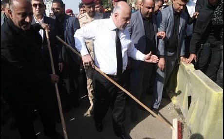 Iraqi Prime Minister Hiader al-Abadi [M] visits the holy city of Karbala, about 100 km southwest of Baghdad, on November 11, 2017. Photo: PM media office 