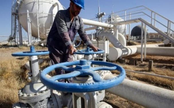 An Iraqi oil worker checks the pipeline at Bai Hassan oil field in Kirkuk on October 19. Photo: AFP