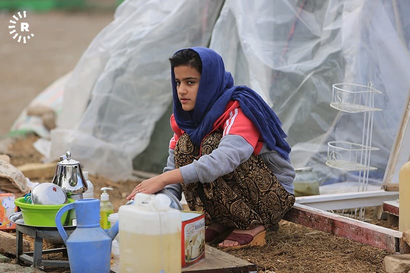 منداڵانی کرماشان زستان لە دەرەوەی خانووە رووخاوەکانیان بەڕێدەکەن