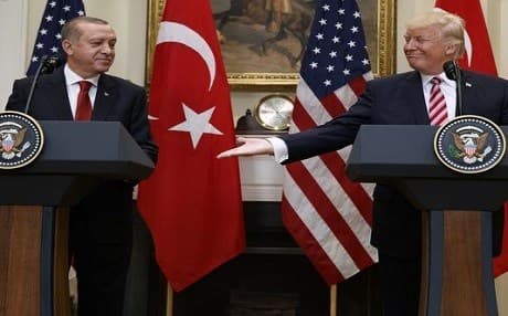 US President Donald Trump reaches to shake the hand of Turkish President Recep Tayyip Erdogan in Washington, D.C., in May 2017. Photo: AP