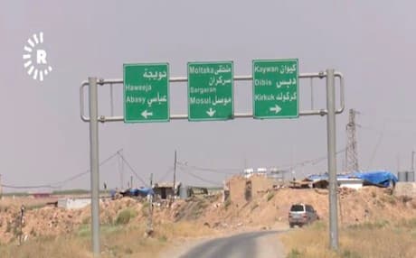 At least 500 Arabs accompanied by military vehicles of the Federal Police showed up at Palkana village in Dibis or Dubiz district, west of Kirkuk on Wednesday morning at about 10 a.m., witnesses who fled the village told Rudaw.
