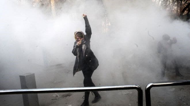 İran'da halk ayakta (Foto: AFP)