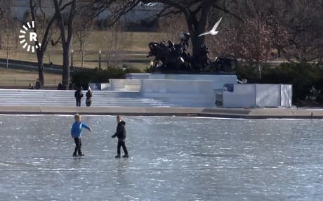 People in US capital make the most of frigid temps