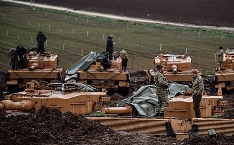 Tankên Leopard ên Artêşa Tirkiyê li ser sînorê Efrînê, wêne: AFP.