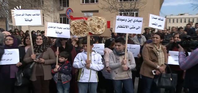 Teachers protest a lack of salaries in the Kurdish city of Sulaimani on February 6, 2018. Photo: Jamal Ahmed | Rudaw