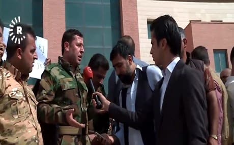 A protesting guard demanding changes to the unpopular saving system he was omitted from when the new KRG saving system was announced in late March. Photo: Rudaw TV