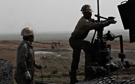 This March 27, 2018 photo shows Syrian workers fixing pipes of an oil well at an oil field controlled by Kurds in Rmeilan, Hassakeh province, Syria. Photo: Hussein Malla/AP