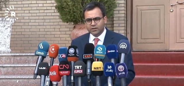 Hoshyar Omer, the coordinator of the Change Movement's diplomatic relations office, gives a statement in Sulaiamani after meeting with US SPE Brett MGruk on May 22, 2018. Photo: Rudaw TV