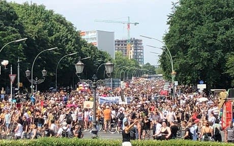 People fill the streets in Berlin to support the #StopptDenHass (#StopTheHate) movements and #AfDWegBassen (#BassAwayTheAfD) on May 27, 2018. Photo: @anna_cavazzini