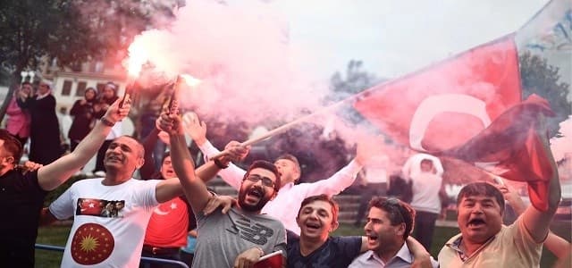 People react outside the Justice and Development Party (AKP) headquarters in Istanbul, on June 24, 2018. Photo: Aris Messinis / AFP 