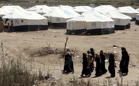 People flee fighting between pro-government forces and ISIS in the Ramadi area of Iraq's Anbar province in 2015. File Photo: Ahmad al-Rubaye