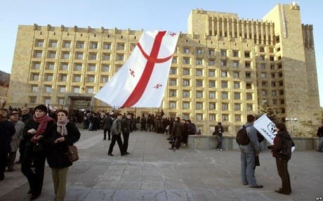 People the presidential palace in Tbilisi on November 23, 2003. File photo: AFP
