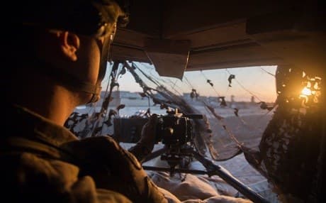 A coalition soldier scans his sectors of the city near Makhmour to establish security at Camp Swift, Iraq, during Combined Joint Task Force-Operation Inherent Resolve (CJTF-OIR), Nov. 19, 2016. File photo: Pfc. Christopher Brecht | US Army