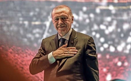 Turkey's President Recep Tayyip Erdogan waves to the crowd at a ceremony site on "July 15 Martyrs Bridge" (Bosphorus Bridge) in Istanbul on July 15, 2018. Photo: Ozan Kose / AFP 