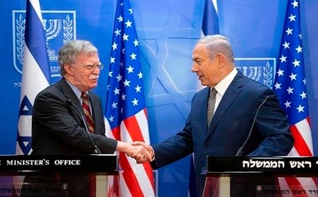 Israeli Prime Minister Benjamin Netanyahu (R) shakes hands with with visiting US national security adviser John Bolton during a press conference at the Prime Minister's office in Jerusalem, August 20, 2018. Photo: Sebastian Scheiner / AFP pool