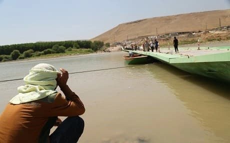 Yezidis leaving their homeland of Shingal on August 10, 2018, cross a bridge at Fishkhabur. File photo: Rudaw