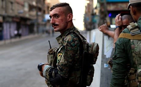 Members of the Kurdish Internal Security Police Force of Asayish keep watch during a security alert after clashes with regime forces in Qamishli, northeastern Syria, September 8, 2018. Photo: Delil Souleiman / AFP