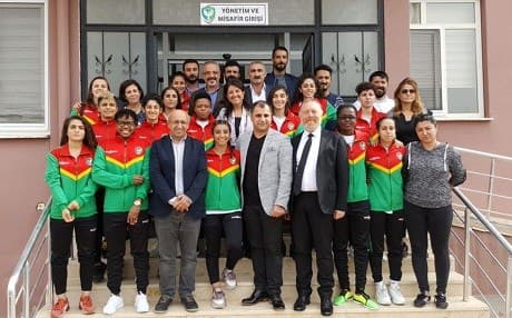 HDP's co-chairs Pervin Buldan (centre) and Sezai Temelli (front, 4th from left) pose with members of the women's Amed Spor football team on Saturday. Photo: HDP
