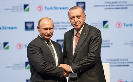 Turkish President Tayyip Erdogan (R) and his Russian counterpart Vladimir Putin shake hands on stage during a ceremony to mark the completion of the sea part of the TurkStream gas pipeline, in Istanbul, November 19, 2018. Photo: Bulent Kilic / AFP 