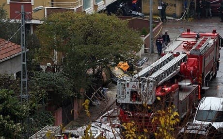 Fire fighters and other emergency response units arrive at the scene of a Turkish military helicopter crash in Sancaktepe, Istanbul, Turkey on November 26, 2018. Photo: 