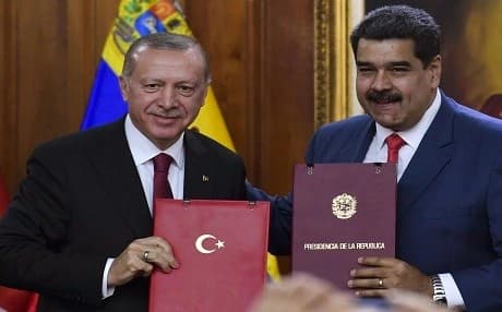 Venezuelan President Nicolas Maduro (R) and Turkish President Recep Tayyip Erdogan show the agreements signed at Miraflores Presidential Palace in Caracas, on December 3, 2018. Photo: Yuri Cortez | AFP