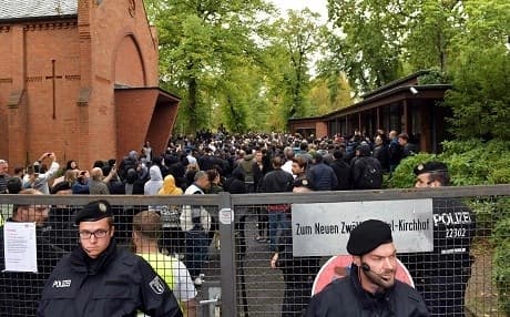 Police secure the area outside the New Twelve Apostle Churchyard where the funeral of shot multiple offender Nidal Rabih takes place in Berlin, on September 13, 2018. Photo: Paul Zinken/dpa/AFP