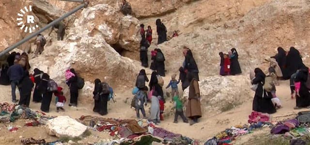 Beşek ji çekdarên DAIŞê tevî jin û zarokên xwe ji Baxozê derdikevin