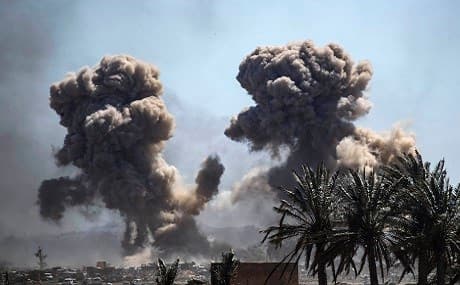 Heavy smoke rises above the Islamic State (IS) group's last remaining position in the village of Baghouz during battles with the Syrian Democratic Forces (SDF), March 18, 2019. Photo: Delil Souleiman / AFP