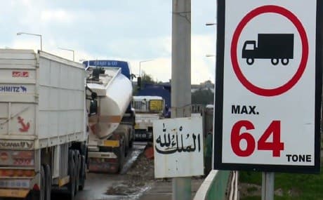 Trucks cross the temporary bridge over the Little Zab River at Pirde. Photo: Rudaw TV