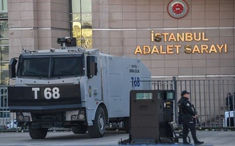 A Turkish police officer stands outside an Istanbul courthouse on March 26, 2019, during the trial of a US consulate staffer accused of spying and attempting to overthrow the government. Photo: Ozan Kose | AFP