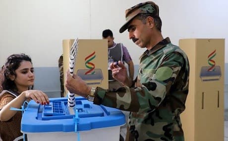 Peshmerga casts his vote at a polling station in Sulaimani, September 28, 2018. Photo: Shwan Mohammed / AFP