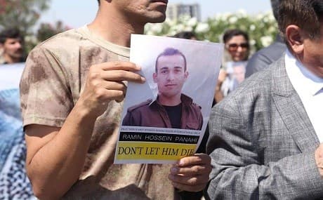 Supporters of jailed Iranian Kurd Ramin Hossein Panahi demand help securing his release outside UN compound in Erbil, June 19, 2018. He was executed on September 8, 2018. Photo: Mohammed Shwani / Rudaw