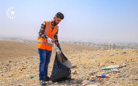 A volunteer gets his hands dirty picking up roadside trash in Erbil on World Cleanup Day on September 15, 2018. File photo: Mohammed Shwani/Rudaw