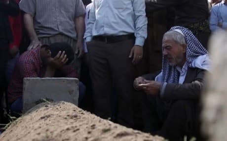 Relatives of Bashdar Safar, an Asayish officer murdered by ISIS militants in Makhmour this week, mourn at his graveside in Erbil on May 4, 2019. Photo: Rudaw TV