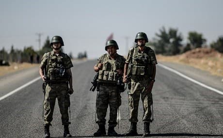 Turkish soldiers standing guard near the Turkish-Syrian border, September 4, 2015. File photo: Ozan Kose / AFP 
