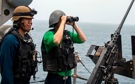 US Navy sailors observe the Strait of Hormuz from an amphibious assault ship on August 12, 2019. Photo: US Central Command