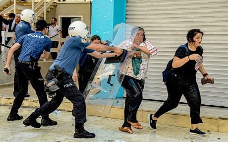Turkish anti riot police officers use their shields to disperse demonstrators during a protest against the replacement of Kurdish mayors with state officials in three cities, in Diyarbakir, on August 20, 2019. Photo: AFP/ Ilyas Akengin