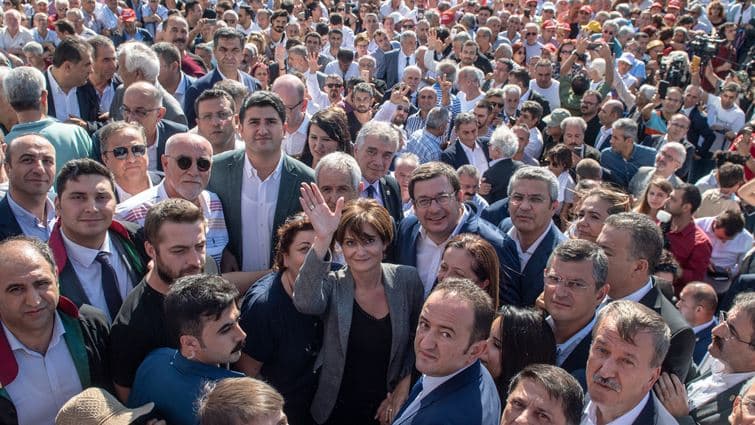 Republican People's Party (CHP) Istanbul Provincial Chair Canan Kaftancioglu (C) leaves the Caglayan court house in Istanbul on September 6, 2019. AFP/Bulent Kilic