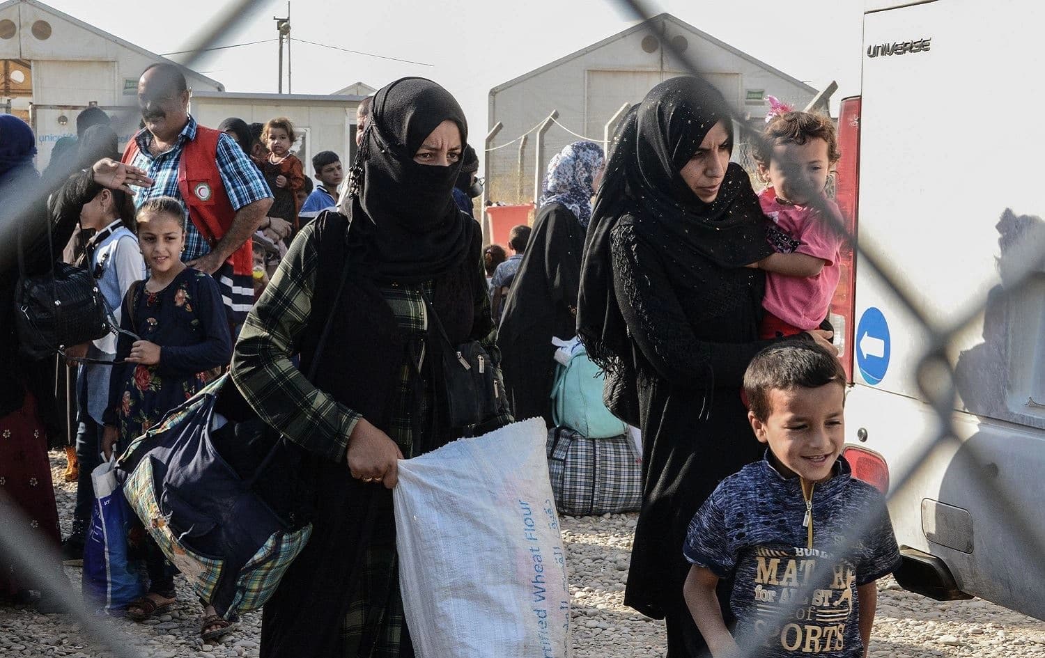 Displaced Iraqis prepare to board a bus at a camp for displaced people in Hammam al-Alil, south of the northern Iraqi city of Mosul, August 27, 2019. Photo: Zaid Al-Obeidi / AFP