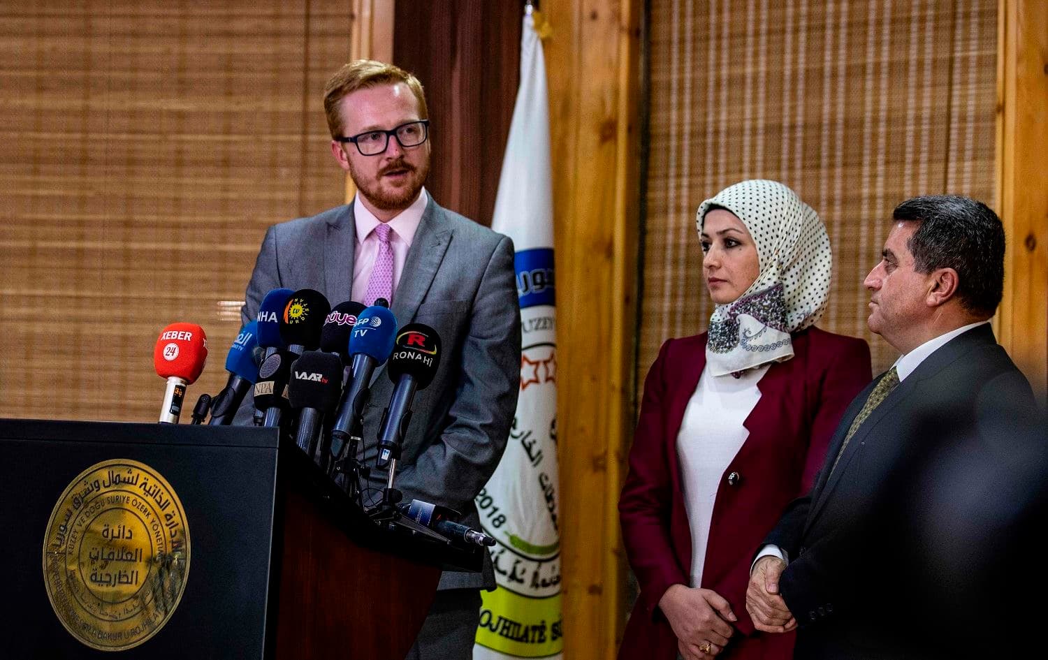 Lloyd Russell- Moyle (L), spokesman of a delegation of British parliamentarians, addresses the media in the Kurdish-majority city of Qamishli, September 16, 2019. Photo: Delil Souleiman / AFP 