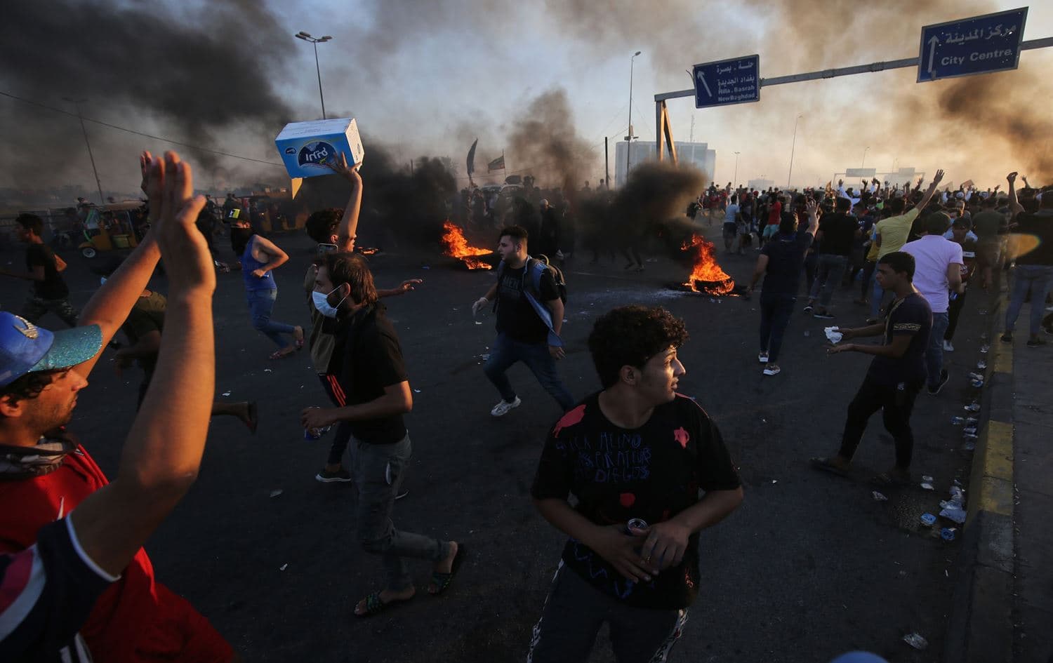 Iraqi protesters burn tyres during a demonstration in the Iraqi capital Baghdad on October 5, 2019. Photo: AFP / Ahmad Al-Rubaye