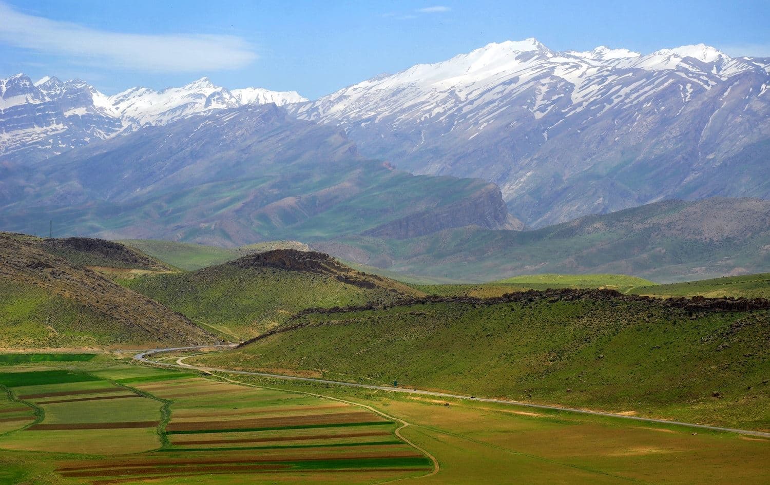  A view of Dena, the highest point in the Zagros Mountains, viewed from Semirom road in western Iran, May 13, 2015. File photo: Alireza Javaheri